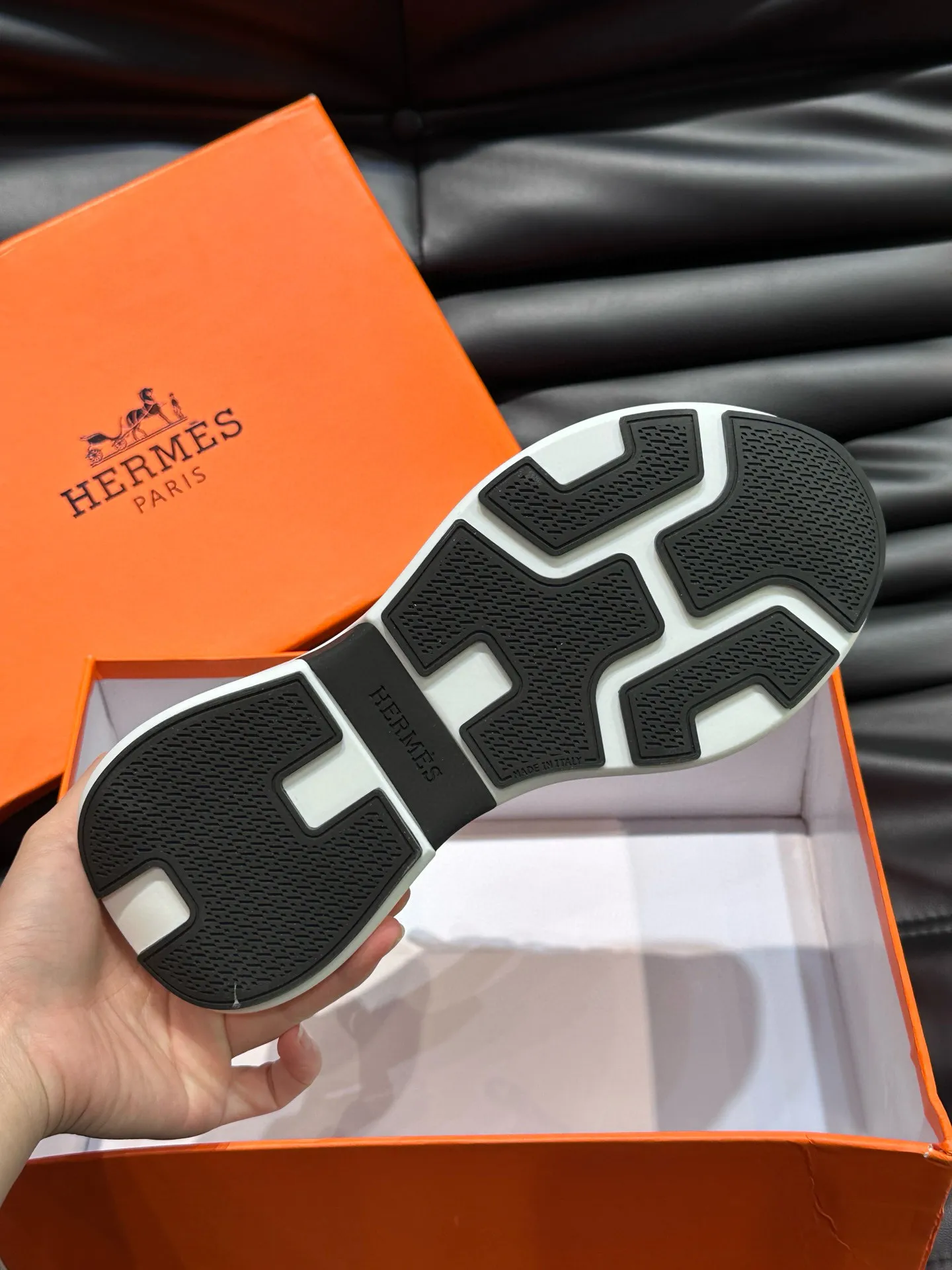 Factory price: 540💰HERMES/Hermes Hugo thick-soled sneakers are casual men's shoes. These sneakers are made of imported first-layer cowhide leather and breathable mesh design. The contrasting color design creates a dynamic and modern shape. The front end of the toe is decorated with natural-color rubber inlays. The style is novel and fashionable. The texture is incomparable, with cowhide lining and cowhide foot pads, the upper foot is comfortable and breathable, and the rubber sole is decorated with geometric patterns and iconic "H" details. A very personal one! Size: 39-44 (customized at 38.45)